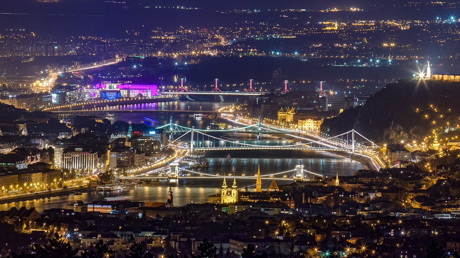 Budapest éjjel a Hármashatár hegyről