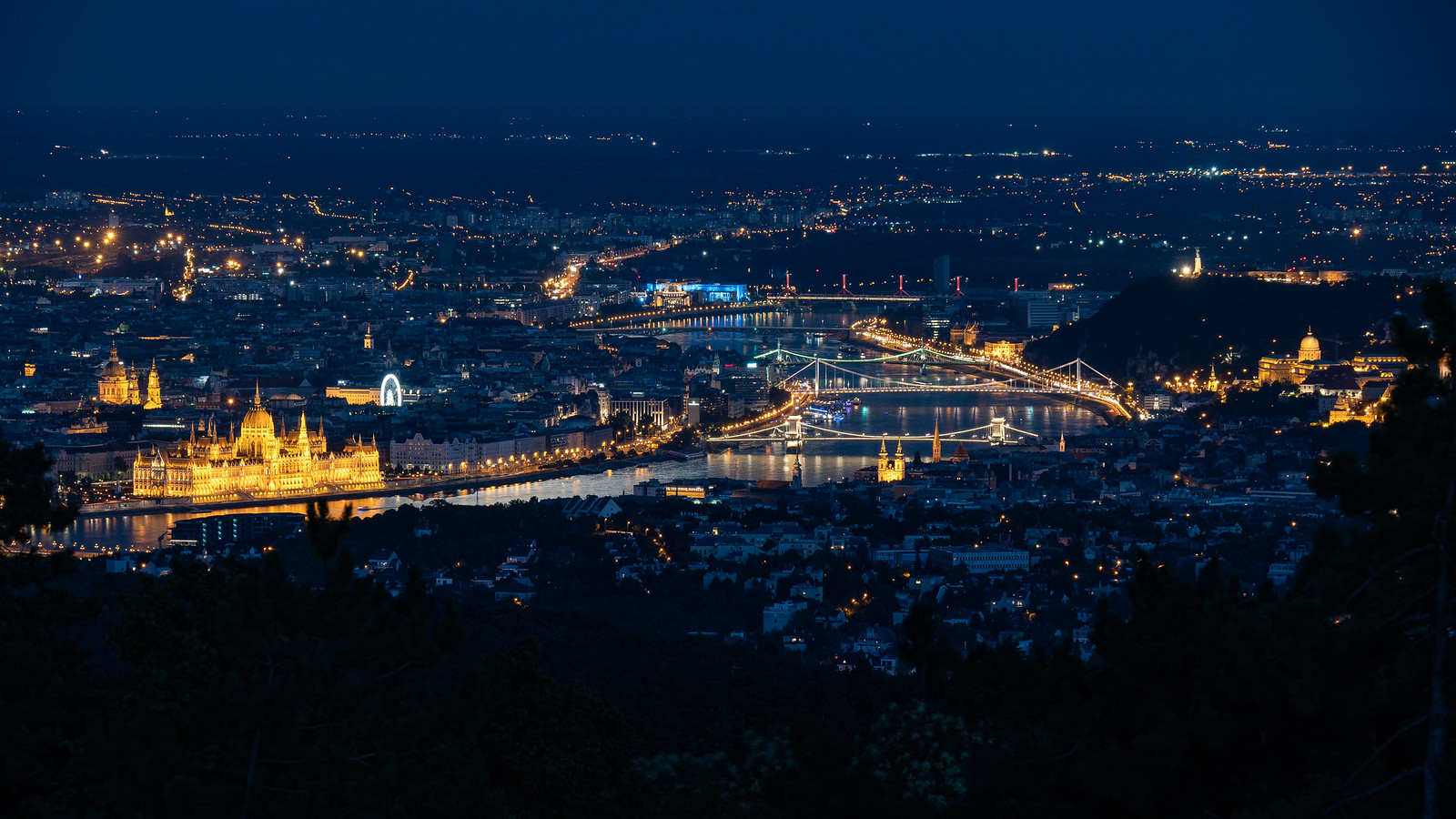 Parlament és budapesti hidak a Guckler kilátóból éjjel